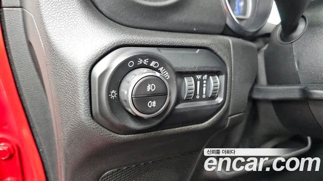 Jeep Wrangler 2019 — ფოტო 19/20