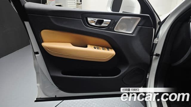 Volvo XC60 2024 — ფოტო 16/32