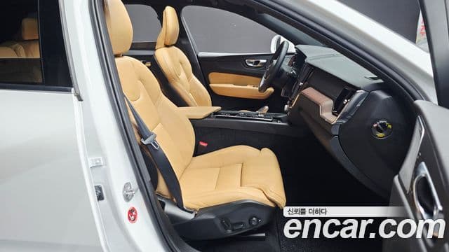 Volvo XC60 2024 — ფოტო 14/32