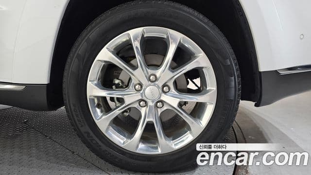 Jeep Grand Cherokee 2021 — ფოტო 5/30