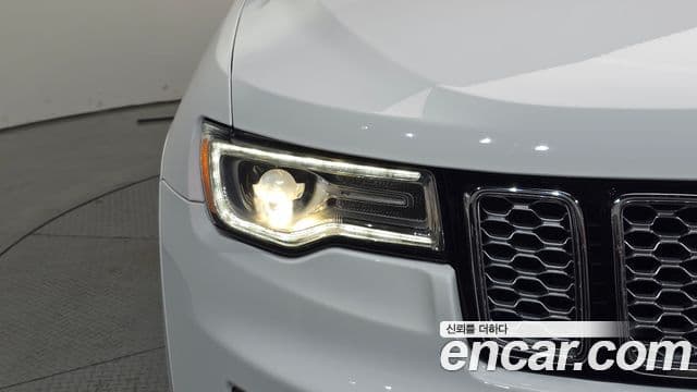 Jeep Grand Cherokee 2021 — ფოტო 14/30