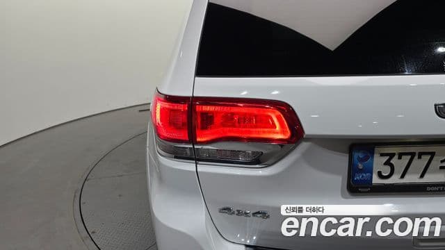 Jeep Grand Cherokee 2021 — ფოტო 10/30