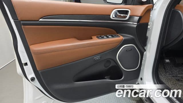 Jeep Grand Cherokee 2021 — ფოტო 24/30