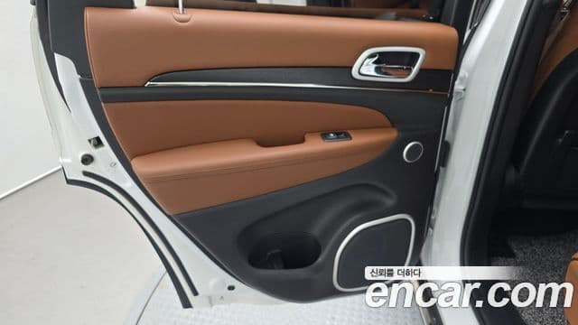 Jeep Grand Cherokee 2021 — ფოტო 23/30