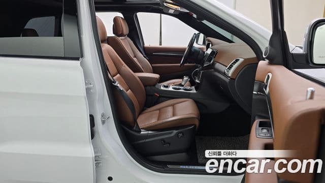 Jeep Grand Cherokee 2021 — ფოტო 19/30