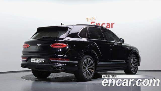 Bentley Bentayga 2023 — Фото 2/20