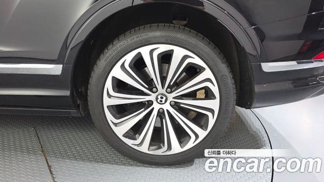 Bentley Bentayga 2023 — Photo 18/35