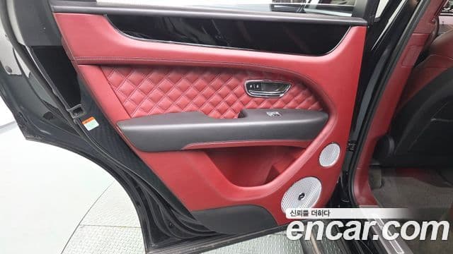 Bentley Bentayga 2023 — Photo 28/35