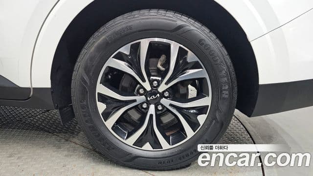 Kia Carnival 2023 — Photo 17/32