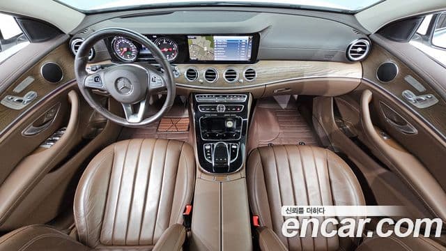Mercedes-Benz E-Class 2018 — ფოტო 7/20