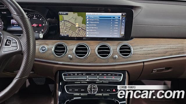 Mercedes-Benz E-Class 2018 — ფოტო 13/20
