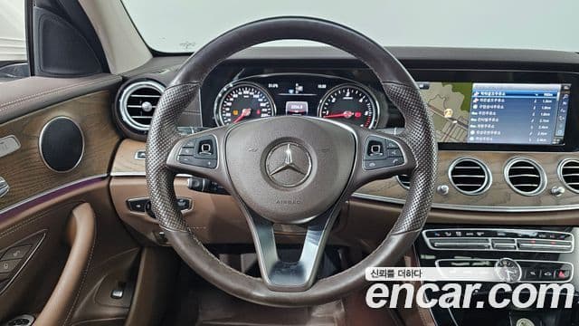 Mercedes-Benz E-Class 2018 — ფოტო 14/20