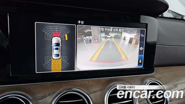 Mercedes-Benz E-Class 2018 — ფოტო 15/20