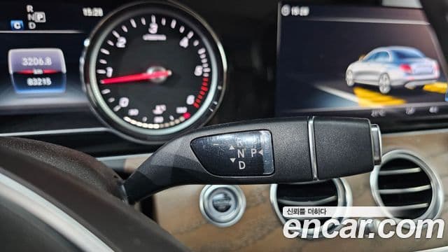 Mercedes-Benz E-Class 2018 — ფოტო 18/20