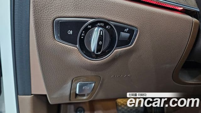Mercedes-Benz E-Class 2018 — ფოტო 19/20