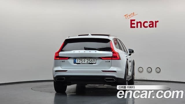 Volvo V60 Cross Country 2021 — ფოტო 3/20