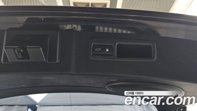 Lexus NX300h 2020 — Photo 17/40
