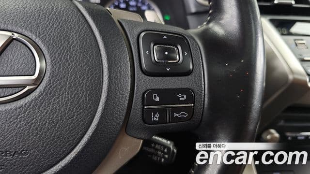 Lexus NX300h 2020 — Photo 35/40