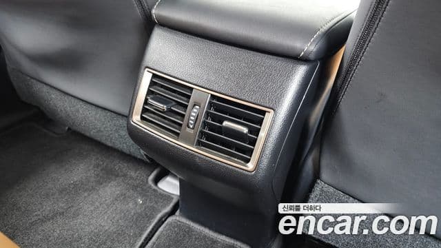 Lexus NX300h 2020 — Photo 30/40