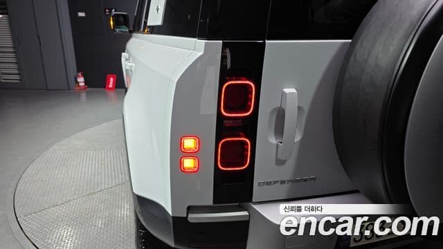Land Rover Defender 2021 — Photo 33/33