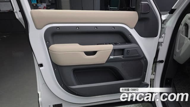Land Rover Defender 2021 — Photo 22/33