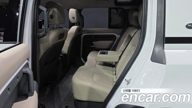 Land Rover Defender 2021 — Photo 27/33