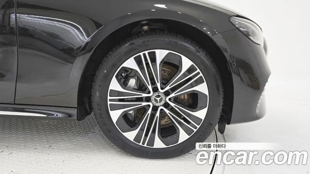 Mercedes-Benz E-Class 2025 — Фото 4/17
