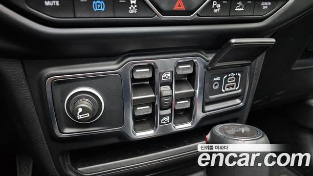 Jeep Wrangler 2022 — ფოტო 17/20