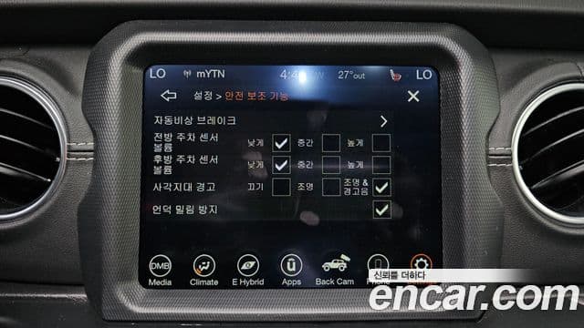 Jeep Wrangler 2022 — ფოტო 18/20