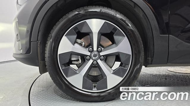 Volvo XC40 2022 — ფოტო 32/34