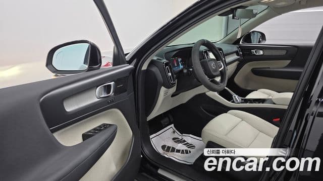 Volvo XC40 2022 — ფოტო 34/34