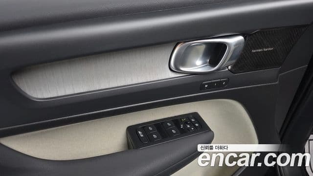 Volvo XC40 2022 — ფოტო 14/34