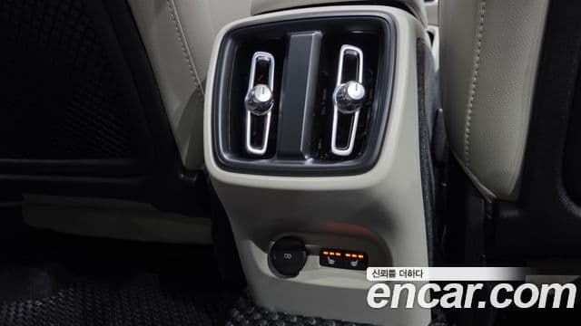 Volvo XC40 2022 — ფოტო 20/34