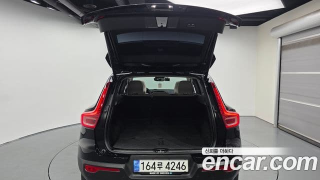 Volvo XC40 2022 — ფოტო 30/34