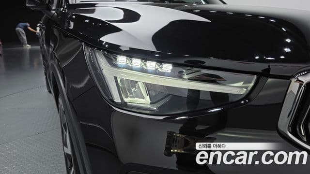 Volvo XC40 2022 — ფოტო 17/34