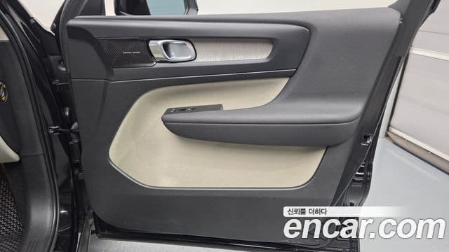 Volvo XC40 2022 — ფოტო 16/34