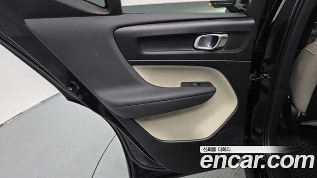 Volvo XC40 2022 — ფოტო 24/34
