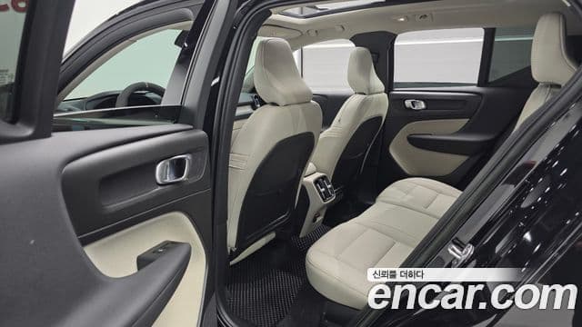 Volvo XC40 2022 — ფოტო 13/34