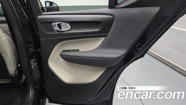 Volvo XC40 2022 — ფოტო 31/34