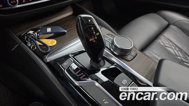 BMW 5 Series 2018 — ფოტო 8/20