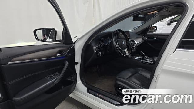 BMW 5 Series 2018 — ფოტო 9/20