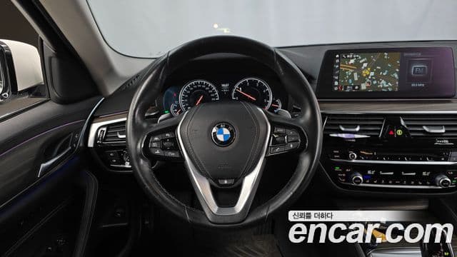 BMW 5 Series 2018 — ფოტო 13/20