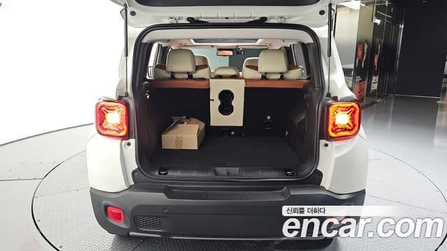 Jeep Renegade 2023 — Photo 18/32