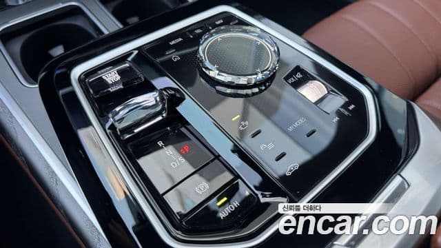 BMW 7 Series 2023 — ფოტო 8/20