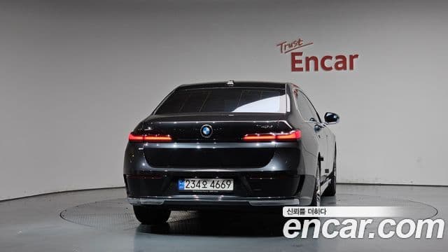 BMW 7 Series 2023 — ფოტო 4/20