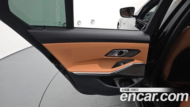 BMW 3 Series 2024 — Photo 20/36