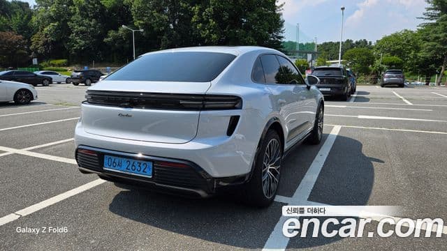 Porsche Macan EV 2025 — Photo 3/11
