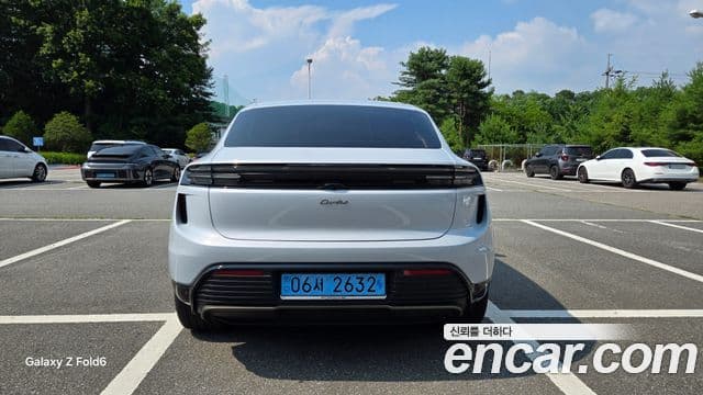 Porsche Macan EV 2025 — Photo 2/11