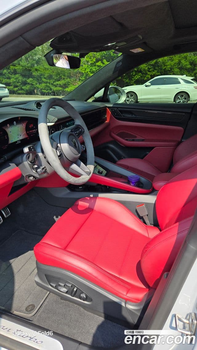 Porsche Macan EV 2025 — Photo 6/11