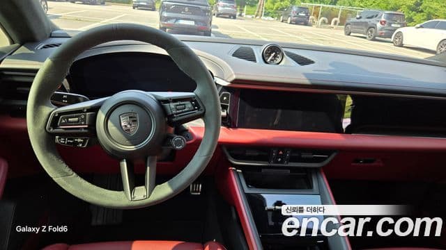Porsche Macan EV 2025 — Photo 1/11